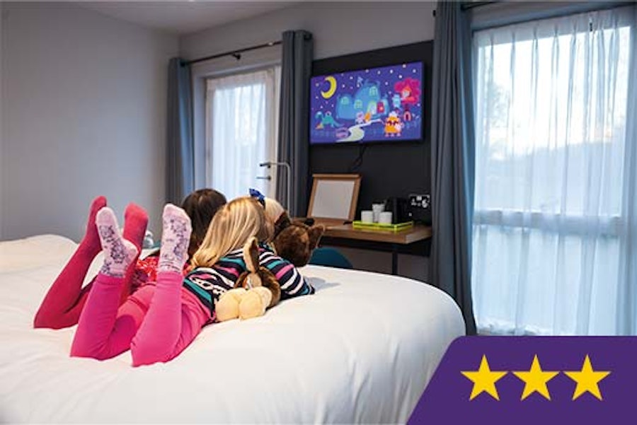 Lodge at Solent Hotel kids watching tv