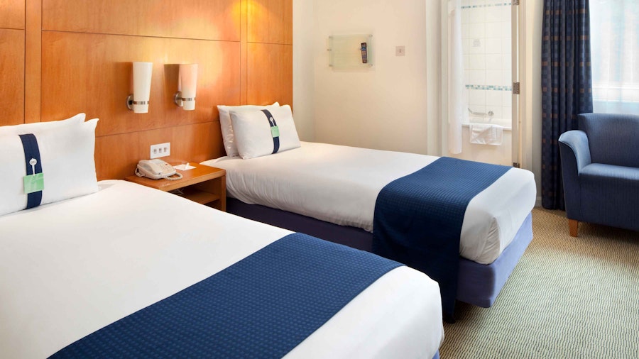 Holiday Inn Basingstoke - twin bedroom