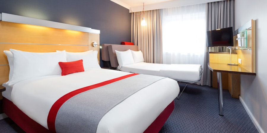 Holiday Inn Express M27 J7 - quad bedroom
