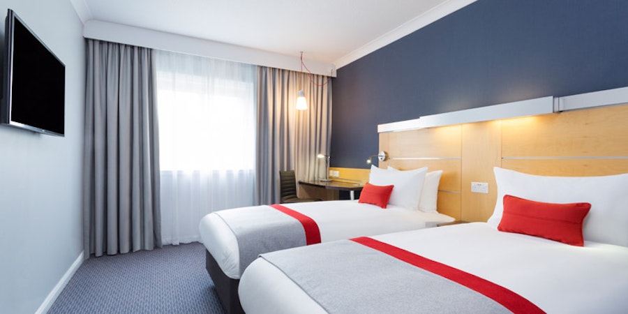 Holiday Inn Express M27 J7 -  twin bedroom